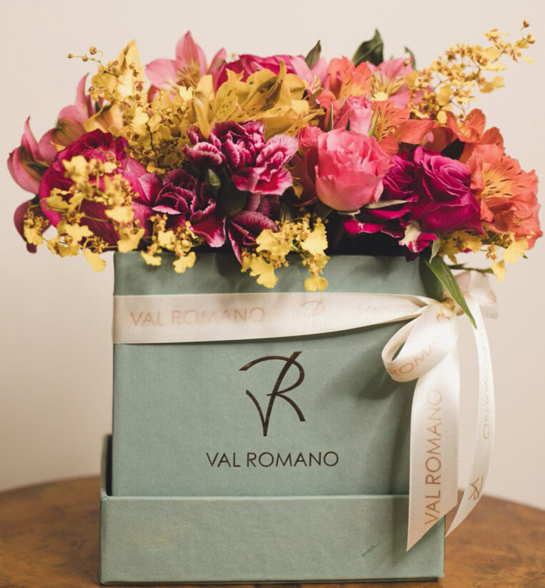 CAIXA M VERDE TIFFANY COM MIX DE FLORES DA ESTAÇÃO