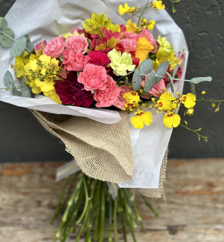 BUQUÊ P MIX DE FLORES DA ESTAÇÃO COLORIDAS