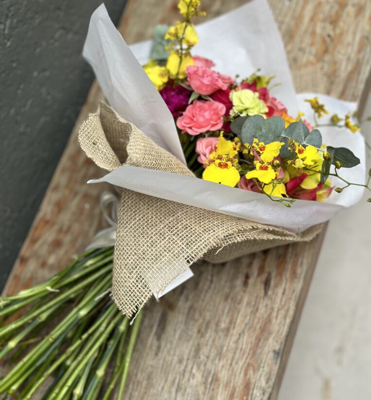 BUQUÊ P MIX DE FLORES DA ESTAÇÃO COLORIDAS