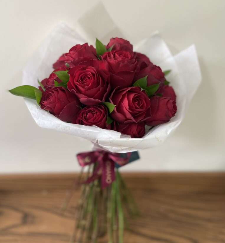 BUQUÊ CLÁSSICO DE ROSAS VERMELHAS COM 20 BOTÕES