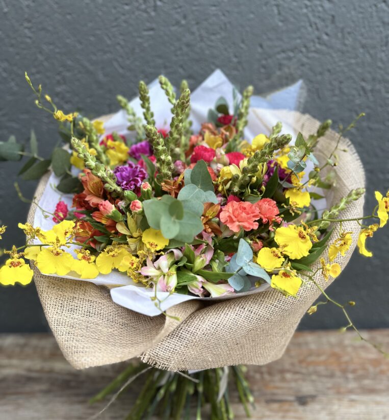 BUQUÊ G MIX DE FLORES DA ESTAÇÃO COLORIDAS