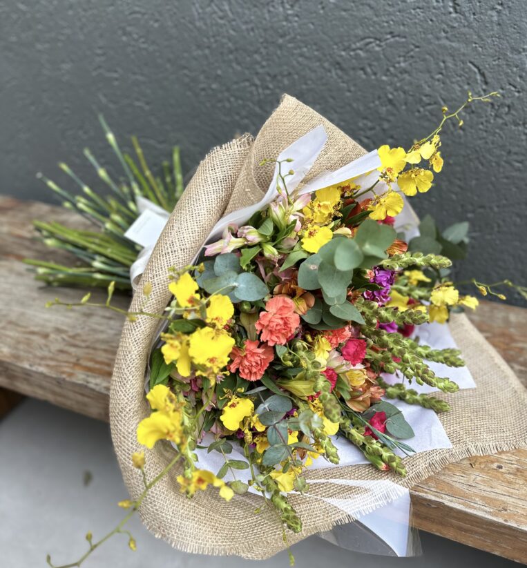 BUQUÊ G MIX DE FLORES DA ESTAÇÃO COLORIDAS